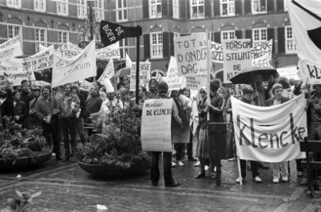 Op Binnenhof demonstratie tegen bezuinigingen Vormingscentra, Bestanddeelnr 932-2199