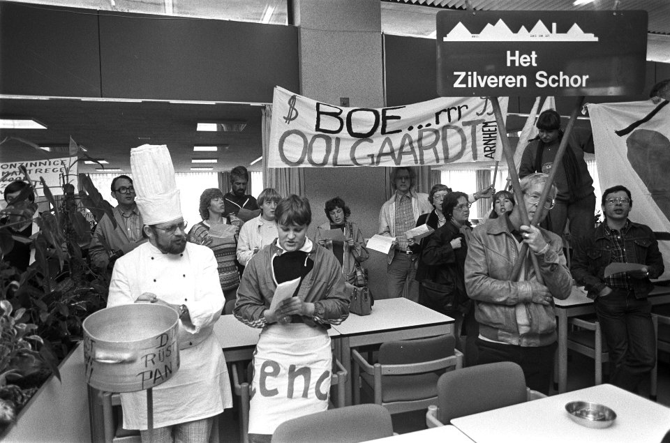 Op Binnenhof demonstratie tegen bezuinigingen Vormingscentra de demonstranten o, Bestanddeelnr 932-2200