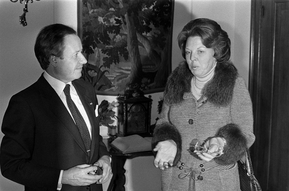 Op Kasteel Drakensteyn heeft Koningin Beatrix (r) Gaston Thorn (voorzitter Europ, Bestanddeelnr 931-3302
