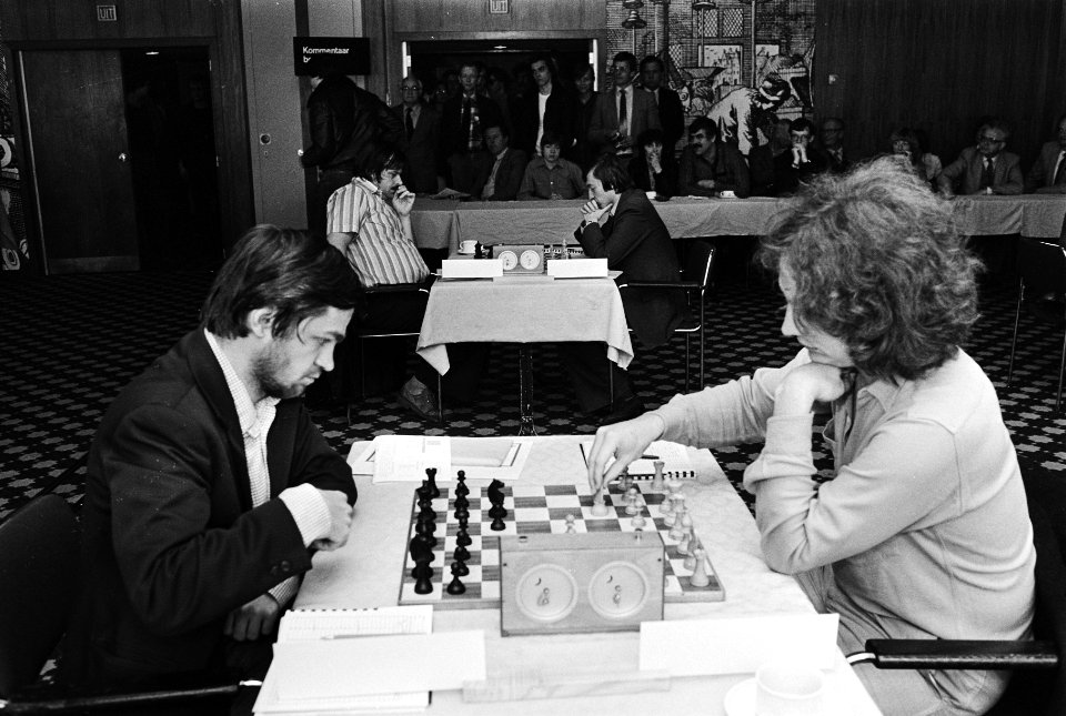 Op de voorgrond Timman (r) tegen Ribli, op achtergrond Karpov (r) tegen Hort, Bestanddeelnr 930-9150