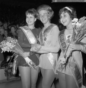 Op het erepodium v.l.n.r. Regine Heitzer, Sjoukje Dijkstra en Petra Burka, Bestanddeelnr 916-1140