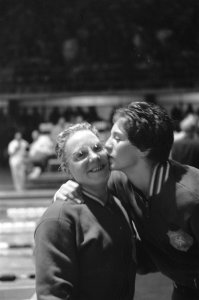 Olympische Spelen te Rome, Ria van Velsen wenst Tineke Lagerberg geluk met haar , Bestanddeelnr 911-5842