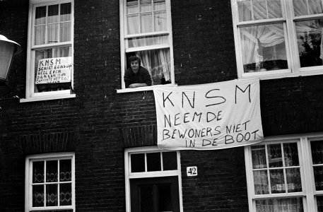Op het spandoek KNSM neem de bewoners niet in de boot, Bestanddeelnr 930-3099