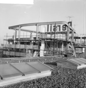 Op het dak van het Groothandelsgebouw te Rotterdam wordt een bioscoop gebouwd, Bestanddeelnr 911-9413