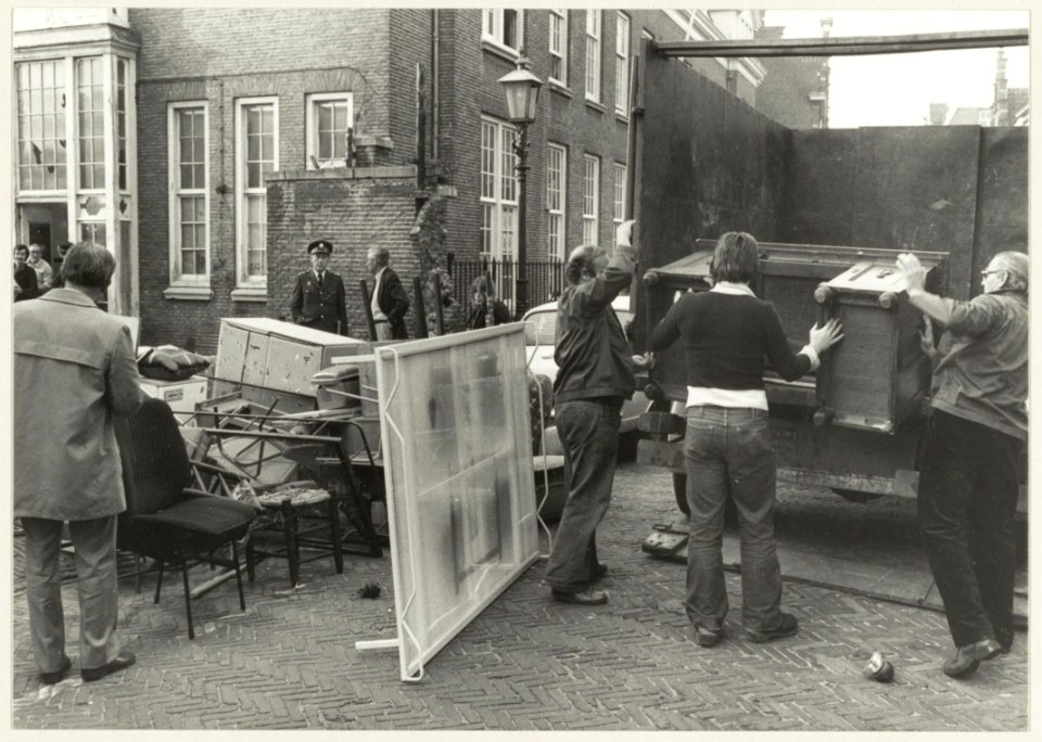 Op last van de Haarlemse rechtbank ontruiming van het voormalige Joles Ziekenhuis aan het Groot Heiligland. De inboedel van de krakers wordt door gemeenteambtenaren weggevoerd. NL-HlmNHA 54010047