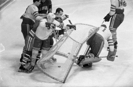 Olympische spelen ijshockey Zweden tegen Amerika, keeper Holmalist (Zweden) in v, Bestanddeelnr 921-0650