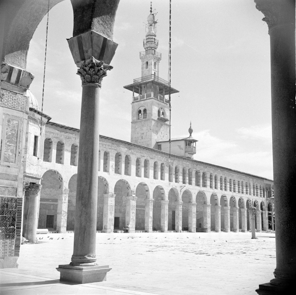Omayaden moskee, de noordzijde van het voorplein met een minaret, Bestanddeelnr 255-5903