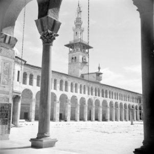 Omayaden moskee, de noordzijde van het voorplein met een minaret, Bestanddeelnr 255-5903