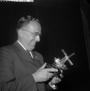 Op Houtdag 1960 te Musis Sacrum is zilveren houtzaagmol uitgereikt, W Bruinzeel, Bestanddeelnr 911-6900