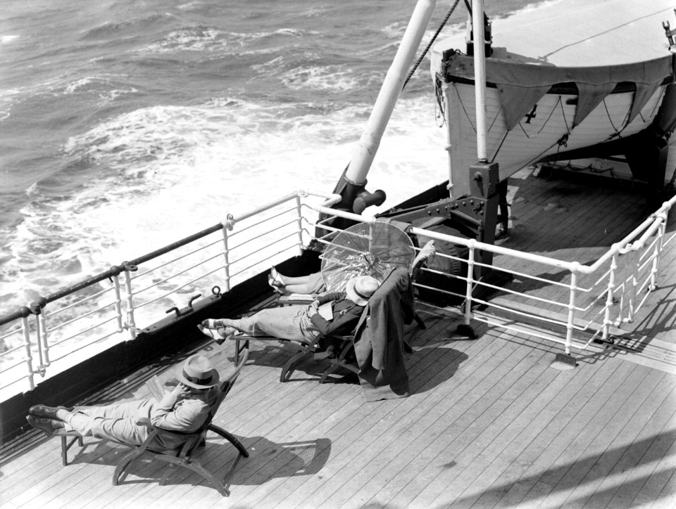 Op het zonnedek van de MS Colombia op weg naar Madeira, Bestanddeelnr 190-0124