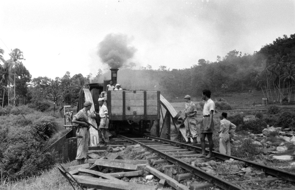 Op 10 januari 1949 reed weer de eerste trein onder Nederlands toezicht van Solok, Bestanddeelnr 3070