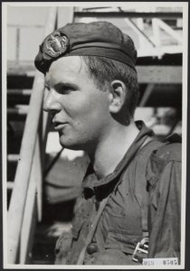 Op 12 maart 1949 ontscheepten van de Waterman te Soerabaja aflossingstroepen uit, Bestanddeelnr 069-0505