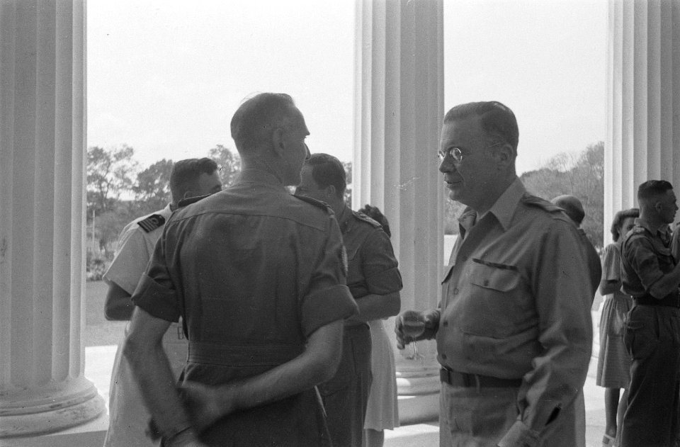 Op het bordes van het paleis van de luitenant-gouverneur-generaal HJ van Mook, Bestanddeelnr 100-3-5