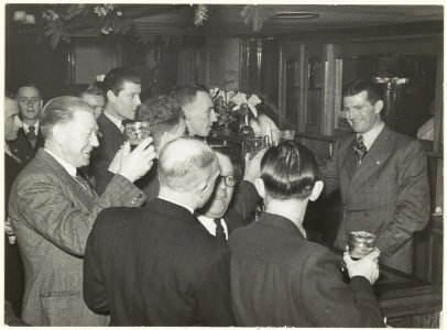 Op 12 maart 1948 opende Kick Smit, voetballer bij H.F.C. Haarlem, onder veel belangstyelling van clubgenoten en supporters zijn café aan de Rijksstraatweg nr. 191. NL-HlmNHA 54005510
