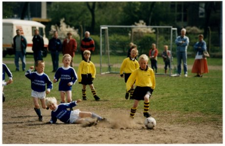 Op het DSK terrein speelden voetballertjes van 4 tot 6 jaar van DSK, Schoten en DIO een toernooi dat DSK won. NL-HlmNHA 54036330