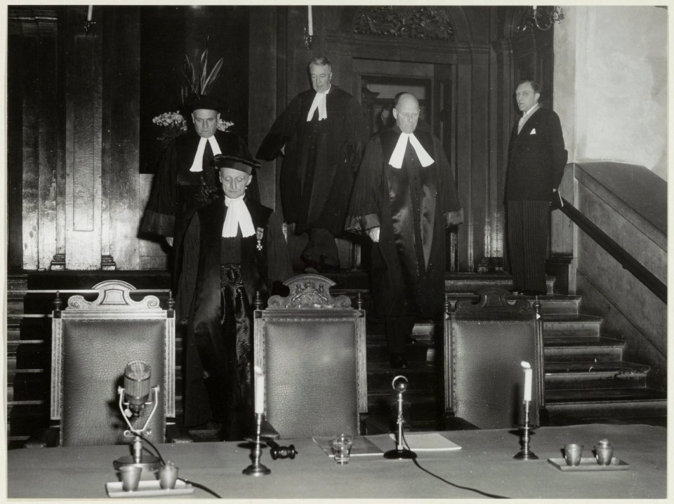 Op het stadhuis in de Gravenzaal werd een rechtzaak gehouden. NL-HlmNHA 54012079