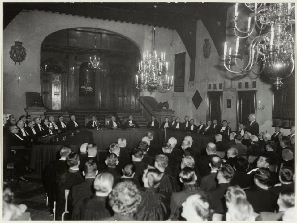 Op het stadhuis in de Gravenzaal werd een rechtzaak gehouden., NL-HlmNHA 54012077