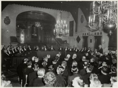 Op het stadhuis in de Gravenzaal werd een rechtzaak gehouden., NL-HlmNHA 54012077