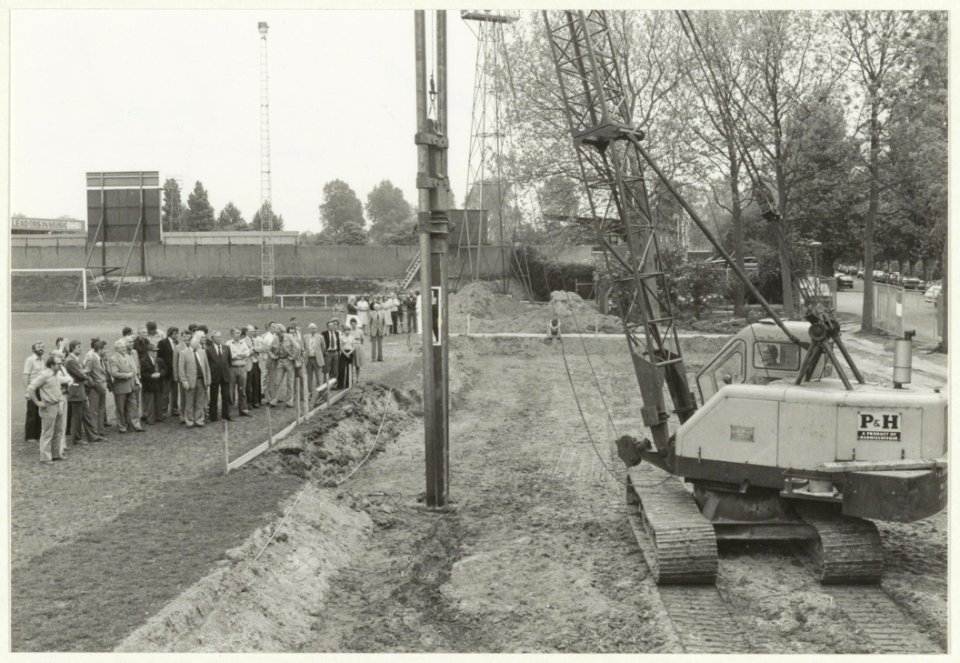 Op 30 mei 1978 wordt de eerste paal geslagen voor het Haarlem Paviljoen op het terrein van de H.F.C. Haarlem aan de Sportweg. NL-HlmNHA 54024776