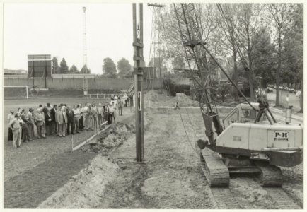 Op 30 mei 1978 wordt de eerste paal geslagen voor het Haarlem Paviljoen op het terrein van de H.F.C. Haarlem aan de Sportweg. NL-HlmNHA 54024776