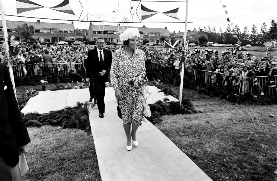 Op 21 augustus 1980 wordt het hoge bezoek hartelijk toegejuicht door de Kreilero, Bestanddeelnr 930-9774