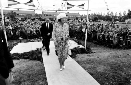 Op 21 augustus 1980 wordt het hoge bezoek hartelijk toegejuicht door de Kreilero, Bestanddeelnr 930-9774