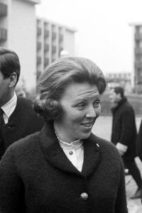 Olympische Spelen Grenoble, voorstellen van de ploeg aan Koninklijk paar, Bestanddeelnr 921-0683