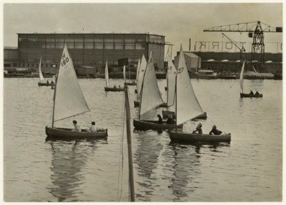 Op het Noorder Buiten Spaarne nabij de fabriek van Conrad Stork worden zeilwedstrijden gehouden. NL-HlmNHA 54010685