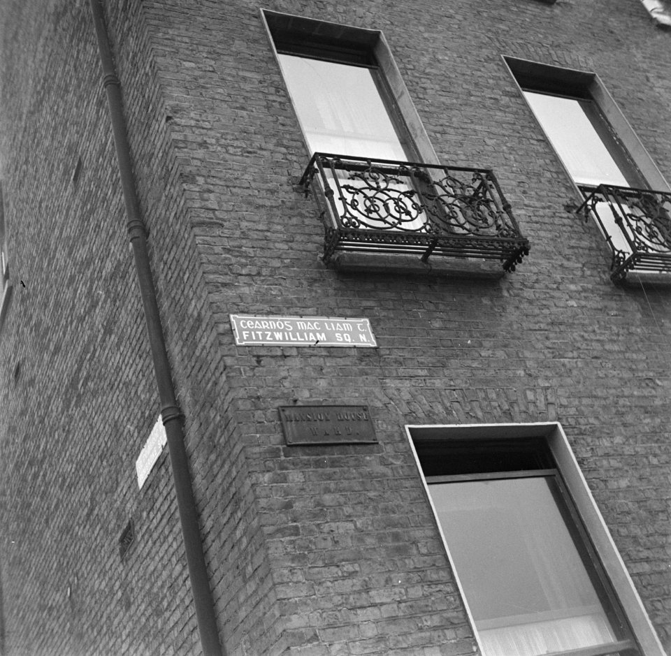 Op het straatnaambord staat Fitzwilliam Square zowel in het Engels als in het Ga, Bestanddeelnr 191-0834