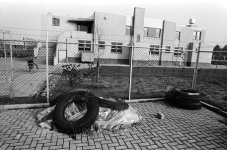 Op het Sportpark Oostzanerwerf in Amsterdam Noord is vat met giftig afval gevond, Bestanddeelnr 933-1187