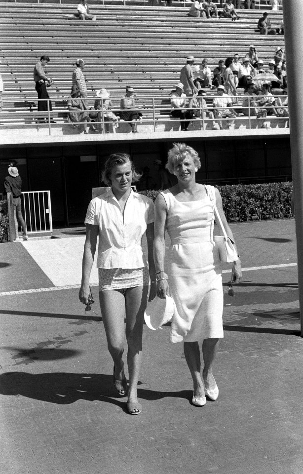 Olympische Spelen te Rome, Fanny Blankers-Koen (rechts) en zwemster Jopie Troost, Bestanddeelnr 911-5415