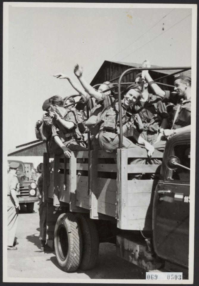 Op 12 maart 1949 ontscheepten van de Waterman te Soerabaja aflossingstroepen uit, Bestanddeelnr 069-0503
