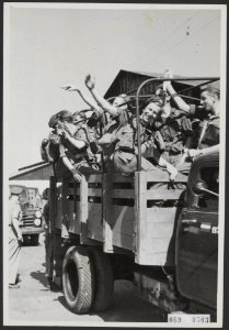 Op 12 maart 1949 ontscheepten van de Waterman te Soerabaja aflossingstroepen uit, Bestanddeelnr 069-0503