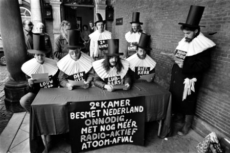 Op Binnenhof in Den Haag protesten tegen ondertekening van kernafval-verwerkings, Bestanddeelnr 931-1592