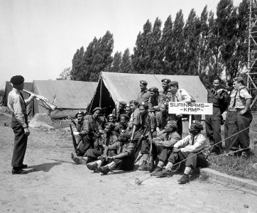 Op bezoek oefenkamp Korea-vrijwilligers Roosendaal. Het Surinaams Kamp, Bestanddeelnr 905-1111 (cropped)