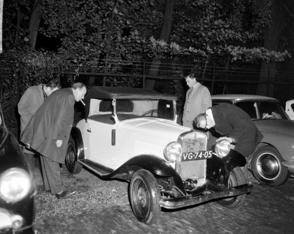 Op Autoveiling in Olympisch Stadion Auto geveild ten bate van Het Dorp De , Bestanddeelnr 915-5854