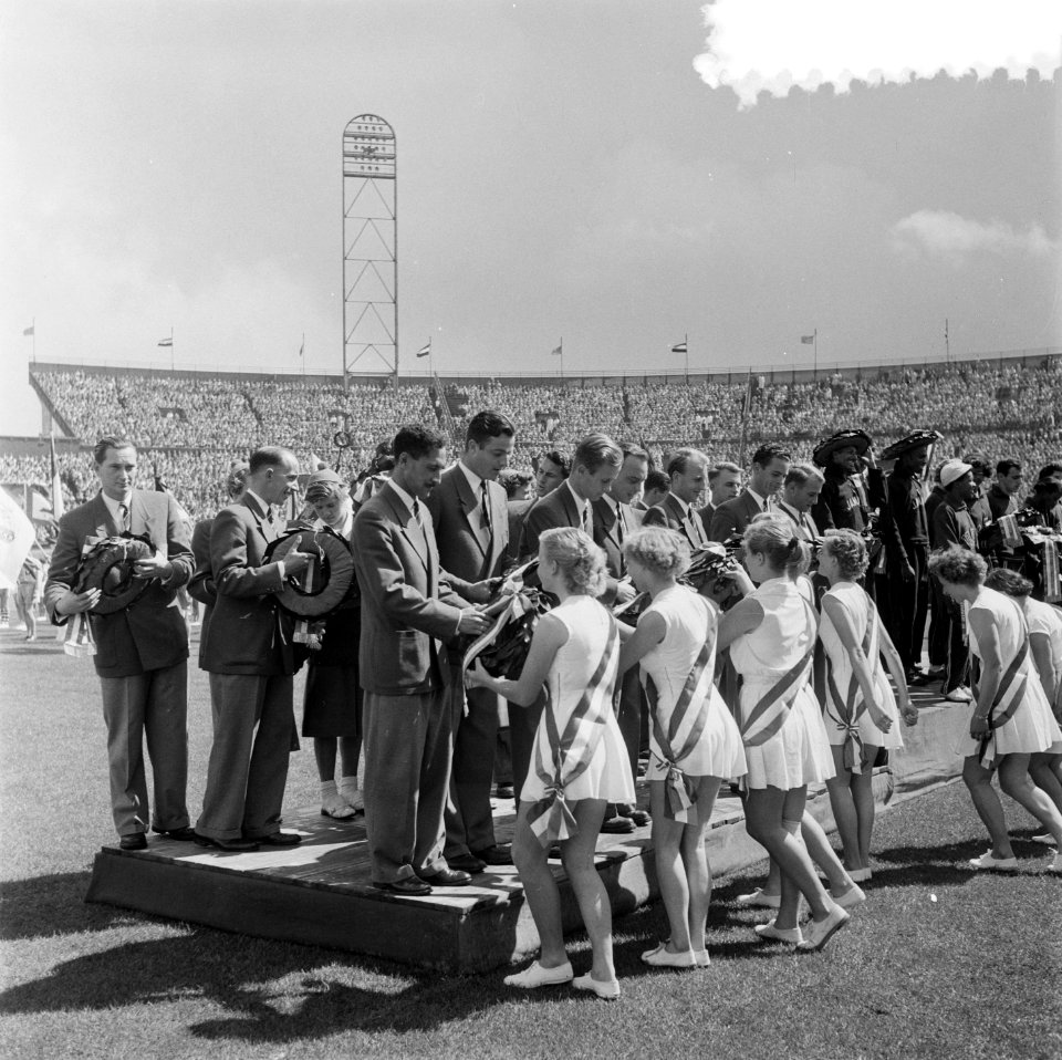 Olympische Revanches Olympisch Stadion. Kinderen bieden bloemen aan, Bestanddeelnr 905-2588