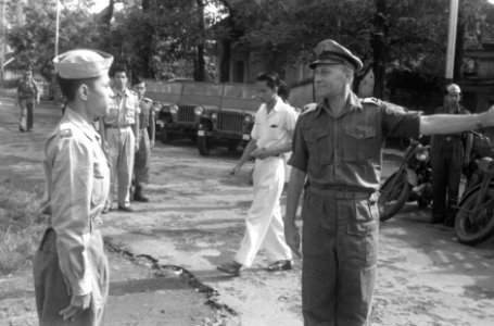 Op 12 november 1949 werd te Solo een serie motorvoertuigen aan de TNI overgedrag, Bestanddeelnr 945
