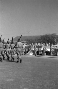 Op de Aloon-Aloon te Semarang droeg gen.maj. J.K. Meyer het commando van de B-Di, Bestanddeelnr 589