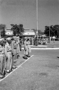 Op de Aloon-Aloon te Semarang droeg gen.maj. J.K. Meyer het commando van de B-Di, Bestanddeelnr 596