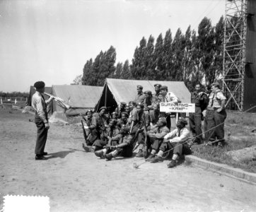 Op bezoek oefenkamp Korea-vrijwilligers Roosendaal. Het Surinaams Kamp, Bestanddeelnr 905-1111