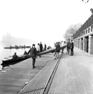 Op de Amstel zijn de roeiers weer aan hun training begonn de boot gaat het water, Bestanddeelnr 916-1645