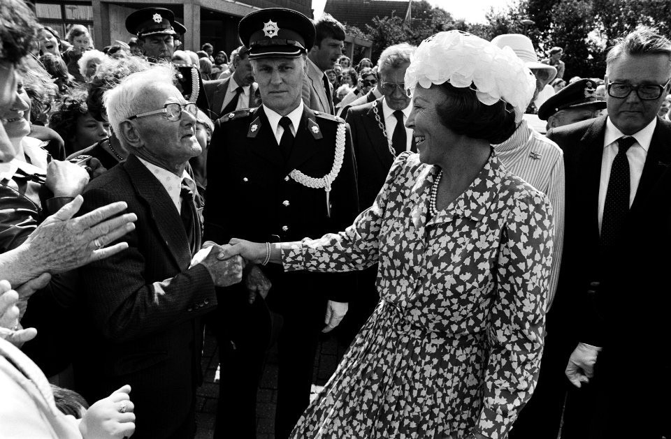 Op 21 augustus 1980 schudt de heer Lindenberg de vorstin de hand. Het echtpaar L, Bestanddeelnr 930-9768