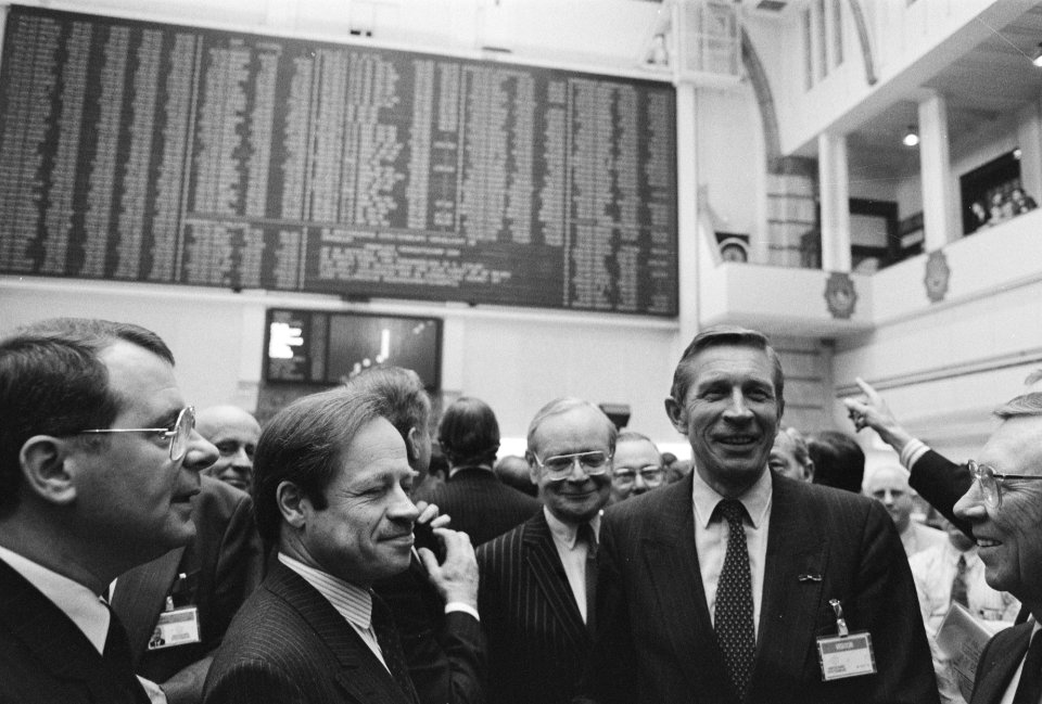 Op de beursvloer rechts president-directeur van DSM mr H.P. van Liemt en eerste , Bestanddeelnr 934-4002