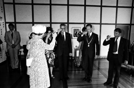 OP 21 augustus 1980,van 14.30 tot 15.00 uur was het gezelschap in de raadzaal va, Bestanddeelnr 930-9778