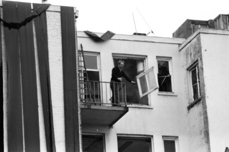 Op bevel van de deurwaarder hebben de krakers van het Cemsto-gebouw op het Wate…, Bestanddeelnr 931-2419