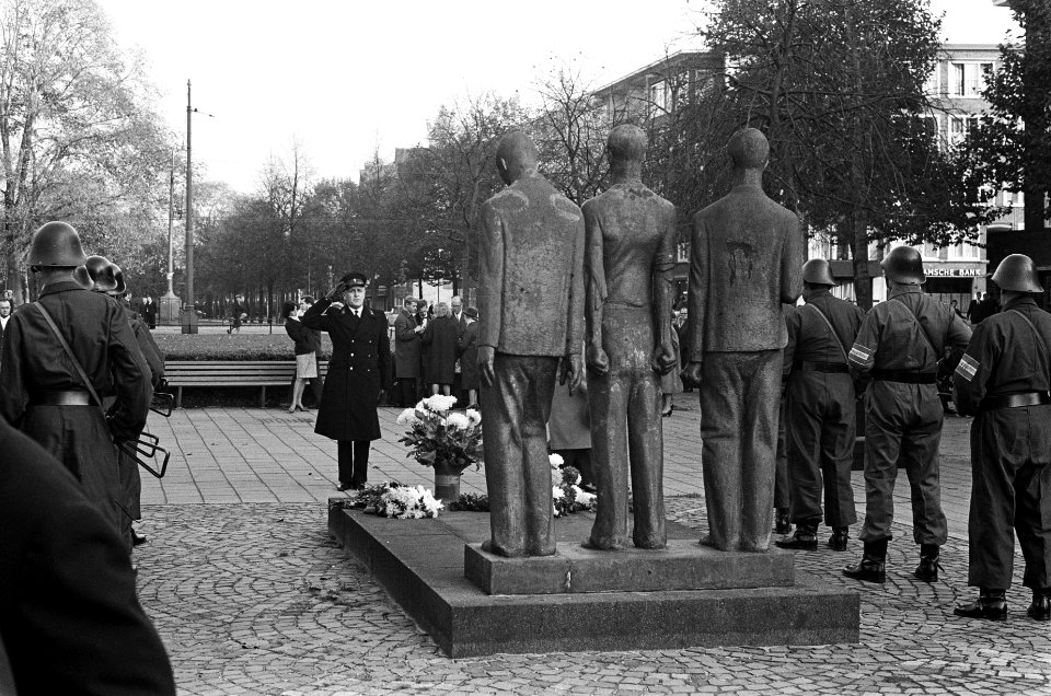 Op Apollolaan jaarlijkse dodenherdenking gehouden, Bestanddeelnr 915-6466