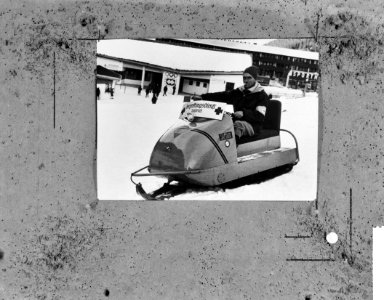 Olympische Winterspelen te Innsbruck, een gemotoriseerde slede op rupsbanden voo, Bestanddeelnr 916-0035