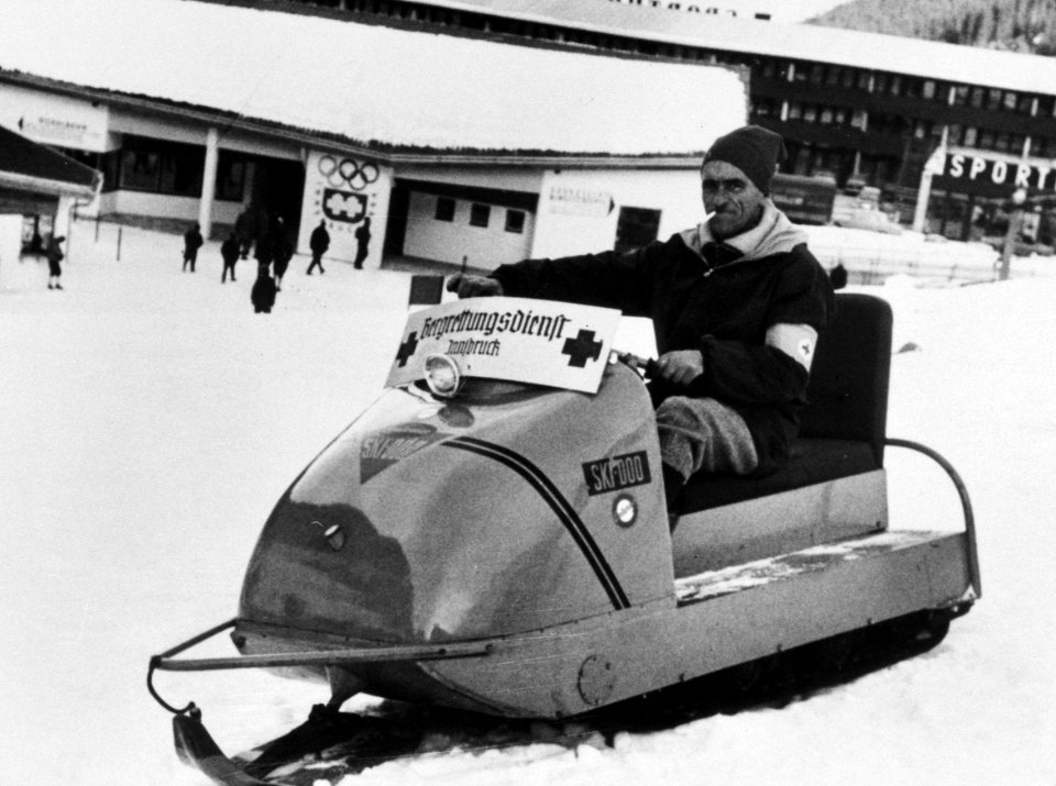 Olympische Winterspelen te Innsbruck, een gemotoriseerde slede op rupsbanden voo, Bestanddeelnr 916-0035 (cropped)
