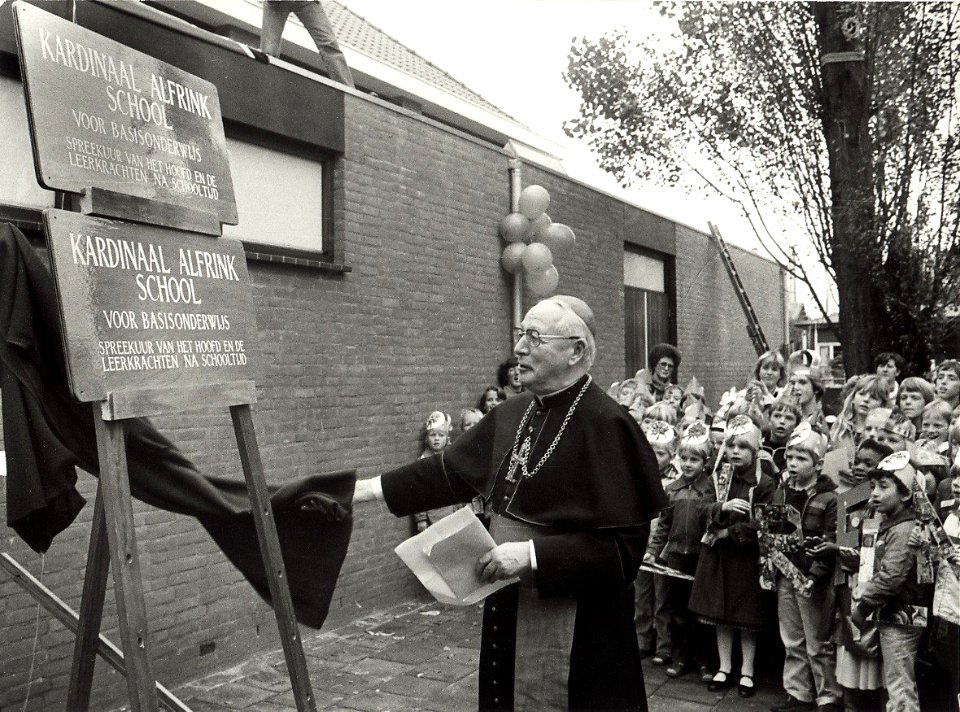 Op 5 oktober 1979 opende Kardinaal Alfrink de school voor basis onderwijs aan de Velserstraat 17. Voorheen H.Hartschool, NL-HlmNHA 54010966